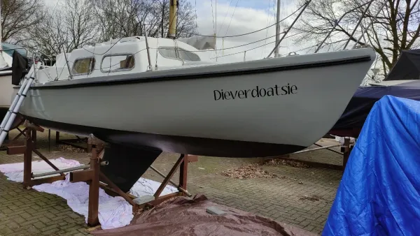 Tiller-steered sailboat with Nautinect autopilot