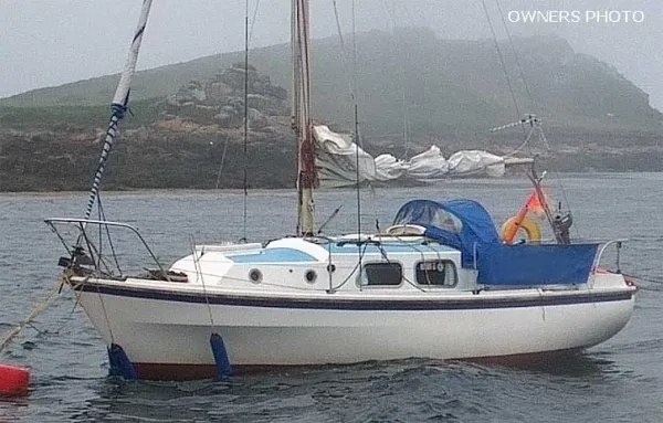 Sailing yacht at anchor with Nautinect autopilot