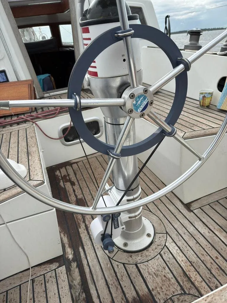 Wheel autopilot for sailboats and motorboats